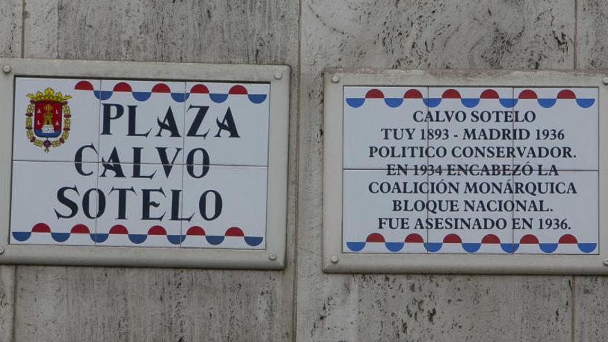 Imagen de una de las placas que rotulan el nombre de la plaza de Calvo Sotelo