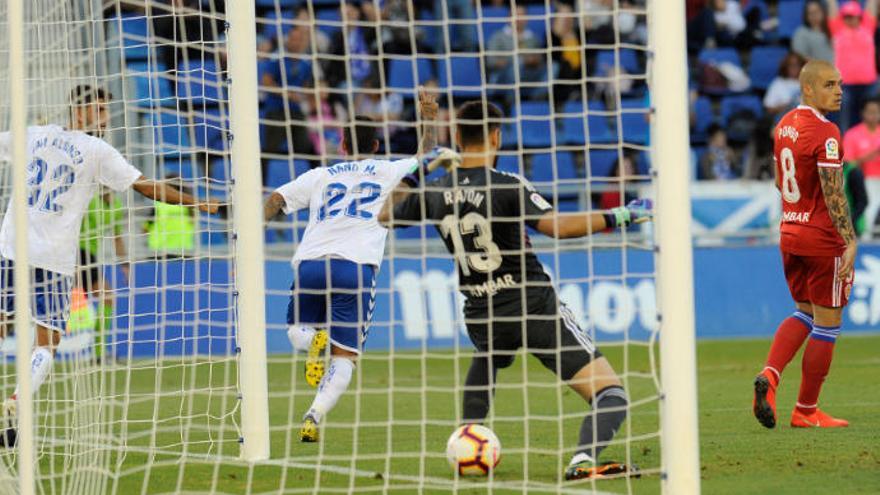 Nano corre a celebrar su gol mientras Ratón se queda clavado sobre la línea. Fue el último tanto de la temporada en LaLiga 1|2|3.