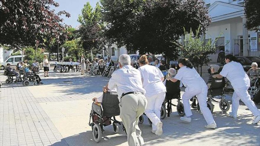 El centro de mayores de Santiago de Alcántara denuncia al alcalde por impago