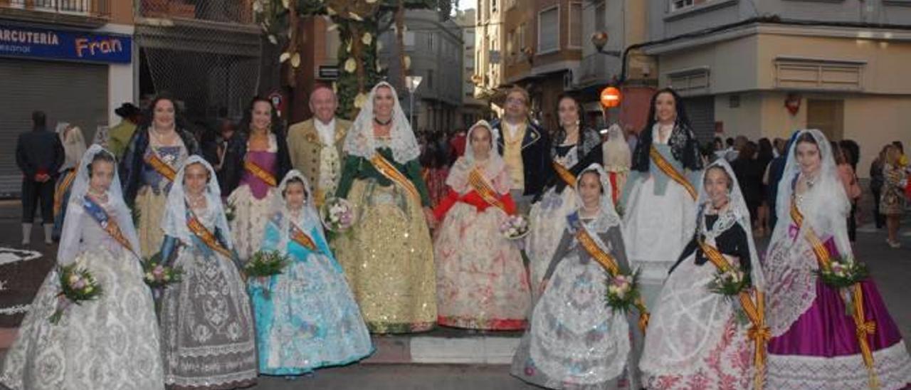 Las Falleras Mayores de FJFS y sus Cortes de Honor en la Cruz de Mayo.