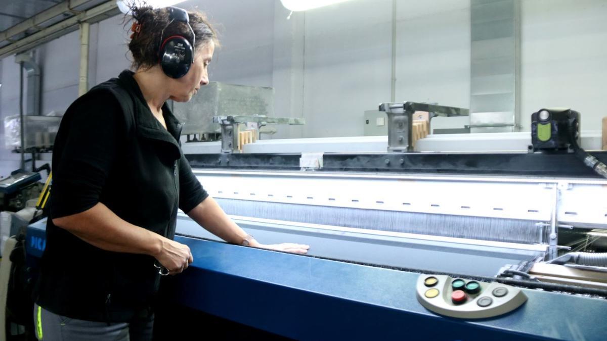 Una treballadora de Tuvatextil treballant a la fàbrica del Pont d&#039;Armentera, a l&#039;Alt Camp