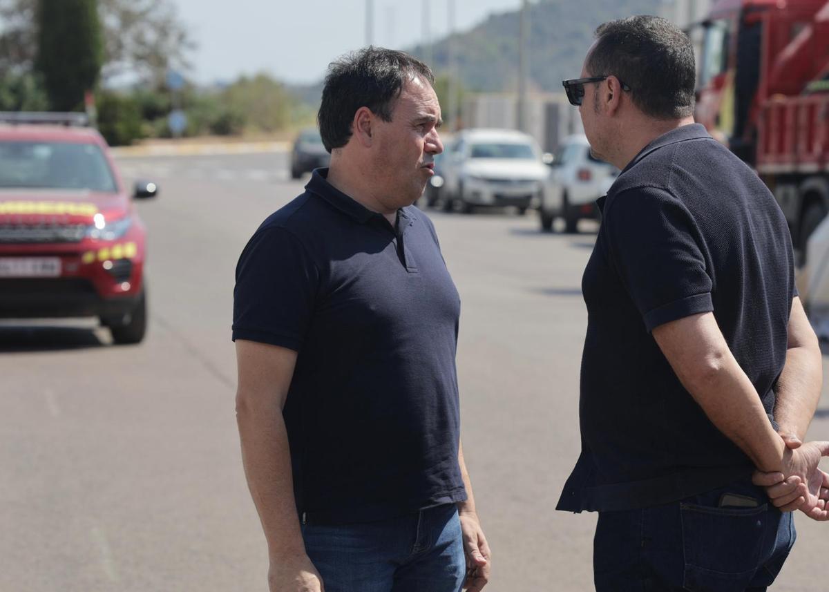 Puesto de mando avanzado en el incendio de la Vall d'Uixó, que ha visitado el presidente Pérez Llorca esta tarde.