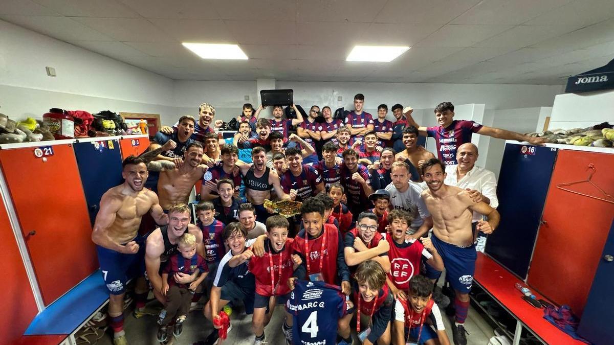 Los jugadores del Poblense, celebrando la clasificación para la final por el ascenso a Primera RFEF, donde se enfrentarán al Águilas