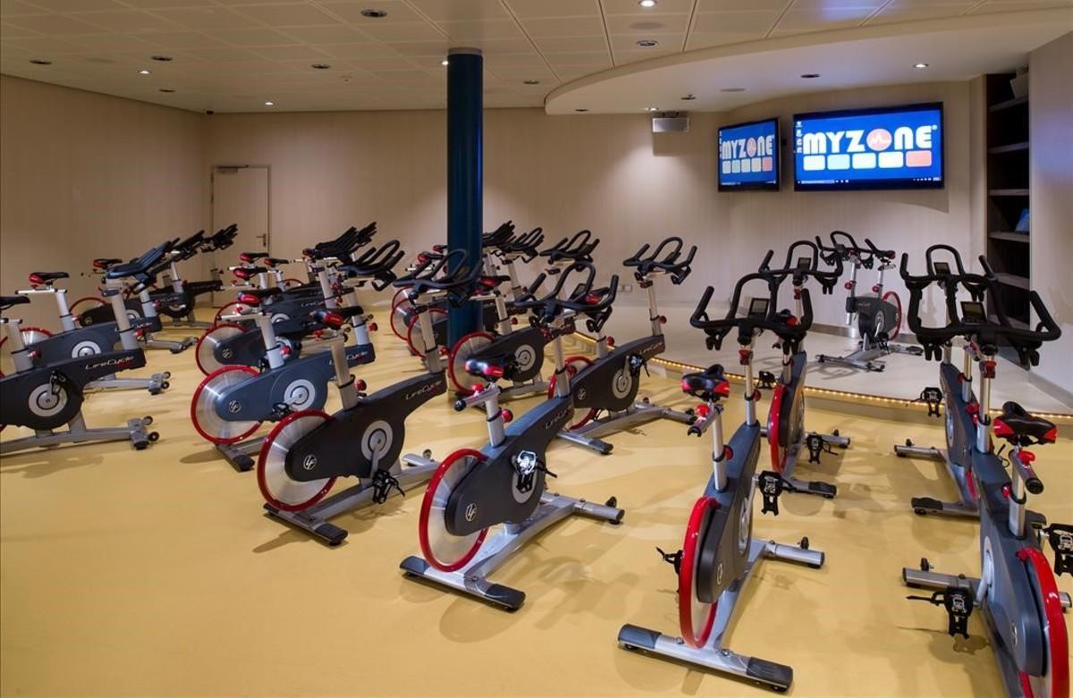 Sala de bicicletas estáticas dentro del barco.