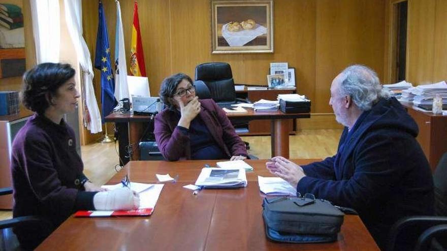 Galovart, De la Torre y Meijón ayer en el Concello de Porriño. // D. P.