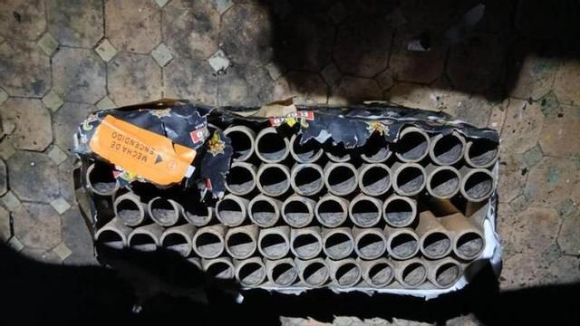 Restos de las bengalas que presuntamente ocasionaron el incendio.