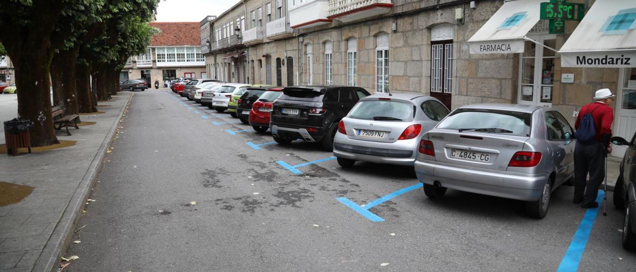 Los vehículos no deberán superar la hora y media en la zona azul instalada en el centro urbano.  | // ANXO GUTIÉRREZ