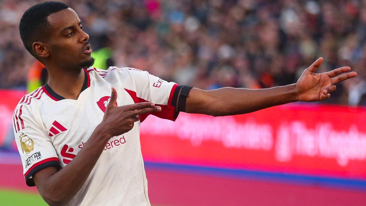 Isak celebra su tanto contra el West Ham