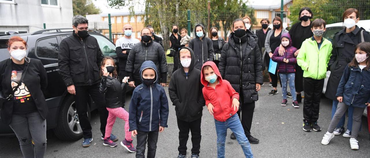 Escolares y progenitores ante el Parga Pondal en una protesta en 2020 por falta de profesorado. |  // C. PARDELLAS