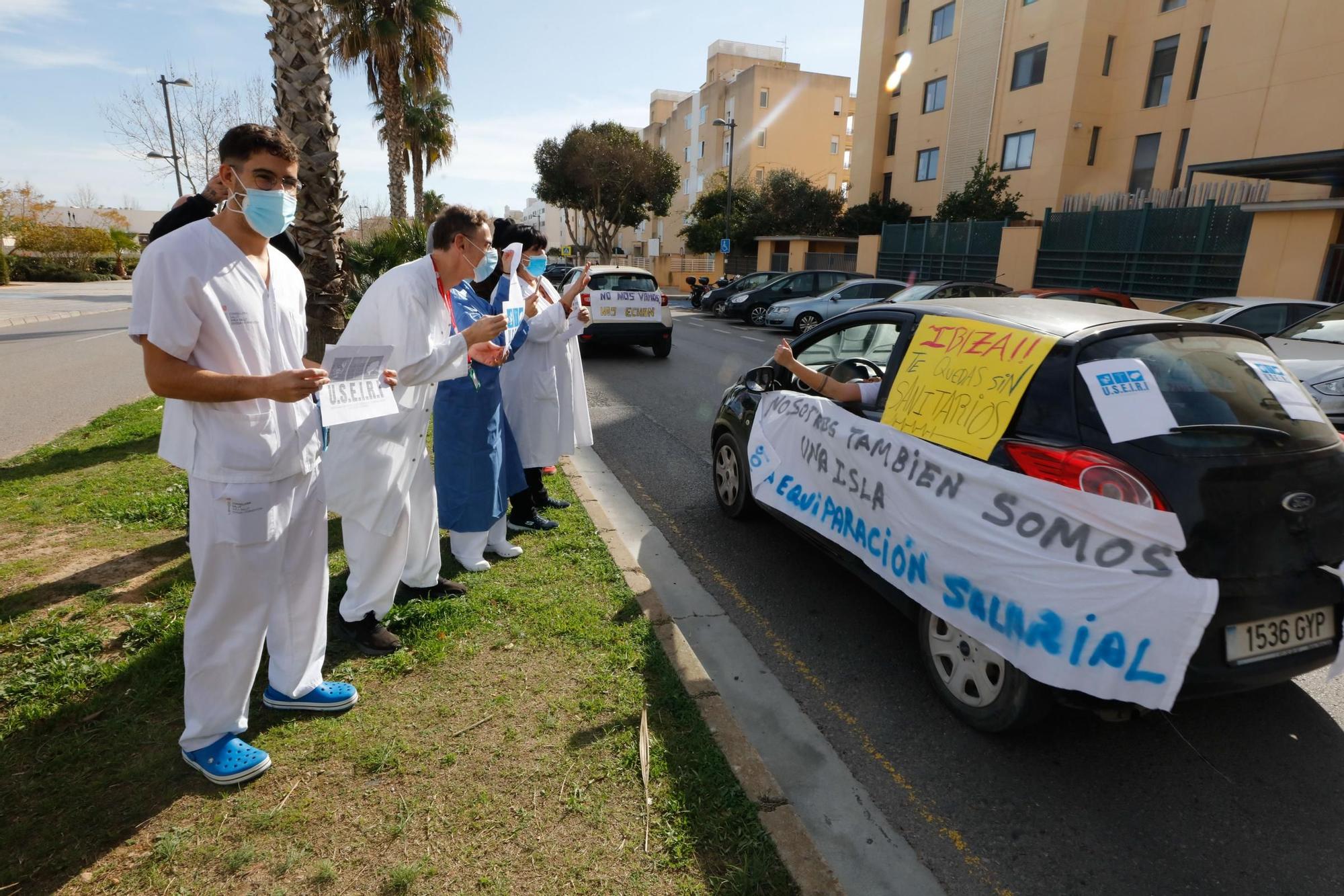 Una caravana reclama en las calles de Ibiza mejoras salariales para los sanitarios