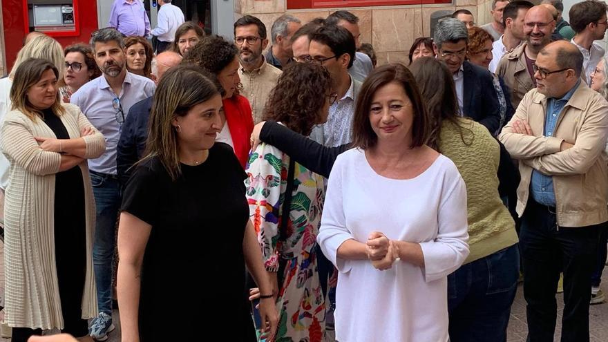 Alicia Homs y Francina Armengol, esta tarde frente a la sede del PSIB.