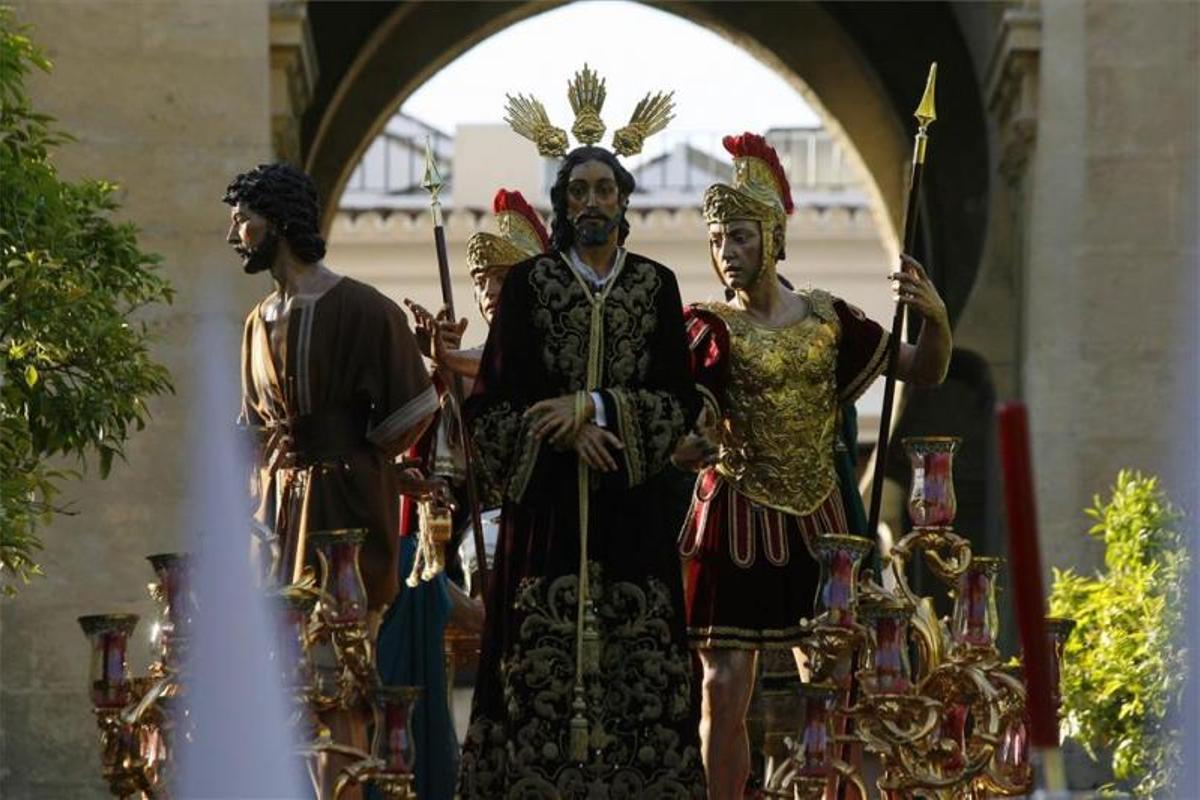 Una tarde primaveral envuelve a las cofradías el Lunes Santo