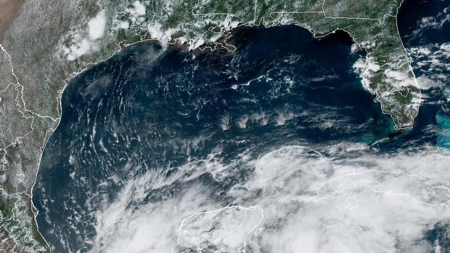 La potencial tormenta tropical deja fuertes lluvias en Cuba y el sur de Florida.