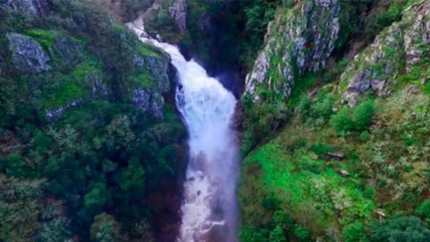 La belleza de Fervenza do Toxa y el monasterio de Carboeiro, a vista de dron