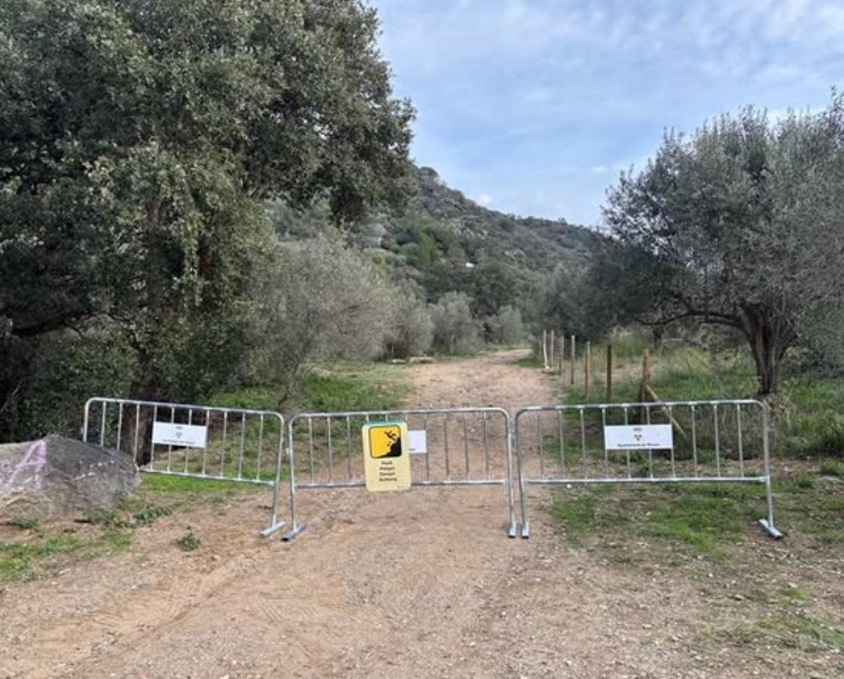 L'accés al camí de les antigues pedreres tancat.