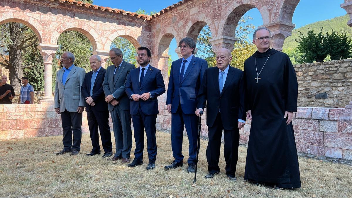 Foto de família dels expresidents Puigdemont, Montilla, Torra, Pujol i el president Aragonès, a l'abadia de Sant Miquel de Cuixà, a la Catalunya Nord