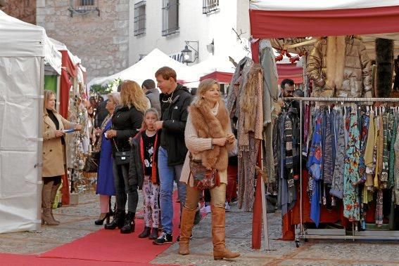 Auf dem traditionellen Markt im Pueblo Español (1. bis 10. 12.) geht es diesmal ausgesprochen musikalisch zu. Täglich sorgen Musikgruppen in dem Miniaturdorf für Weihnachtsstimmung. Die Stände sind bereits ab mittags geöffnet. Der Eintritt kostet 5 Euro, dafür gibt es aber auch einen Becher Glühwein.