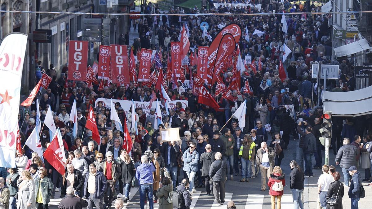 Miles de personas salen a la calle en Santiago en defensa de la sanidad ...