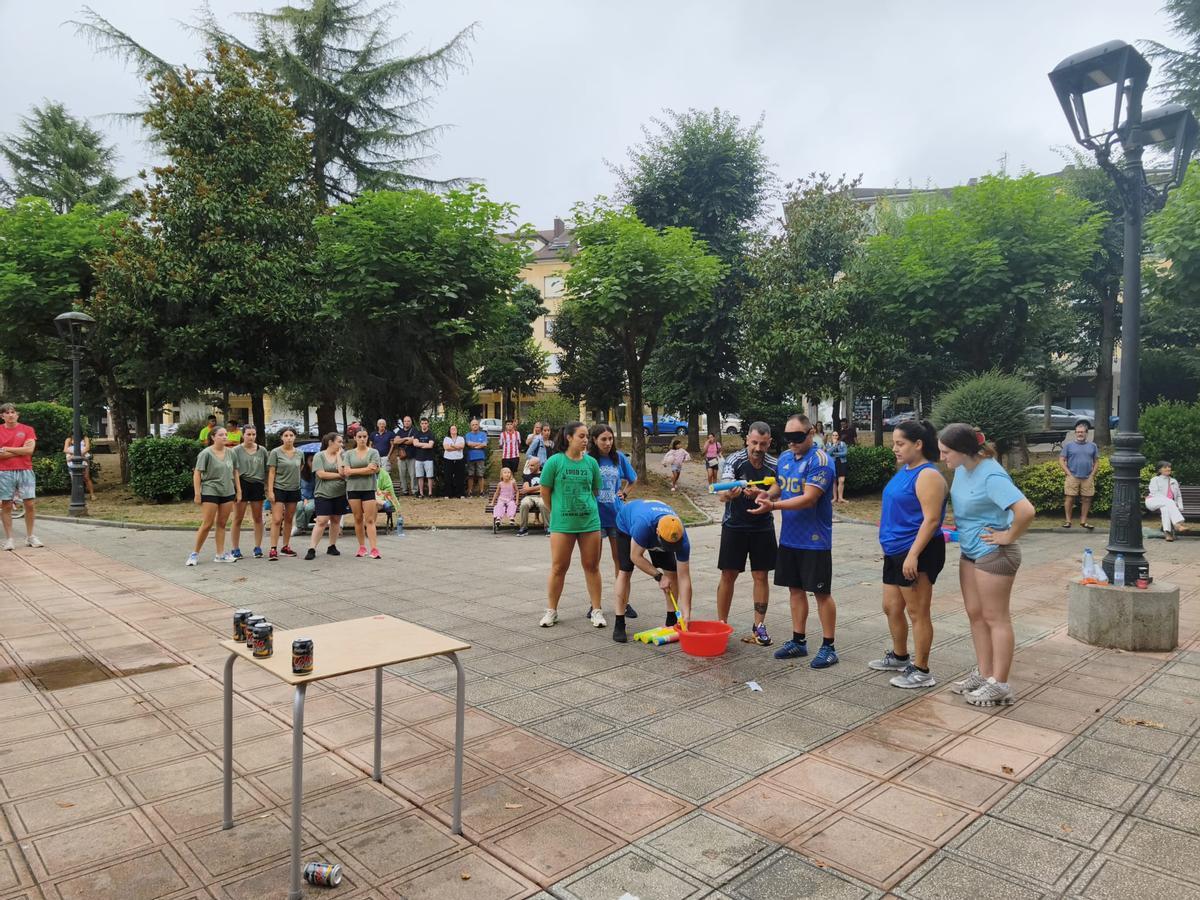 El Grand Prix de Lugo de Llanera, sana piquilla entre las seis peñas participantes: "Venimos a pasarlo bien"