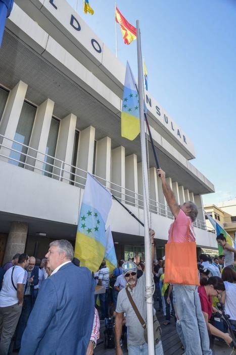 Las Palmas de Gran Canaria 21 Octubre 2016. El presidente del Cabildo, Antonio Morales, leyó un manifiesto en homanaje a.La bandera canaria con siete estrellas verdes que fue izada por primera vez en Gran Canaria en 1961 y causó una gran acogida entre la población, que pronto la asumió como propia como expresión de un sentimiento de identidad y sin ligarla a la reivindicación política con la que había nacido más de medio siglo antes.