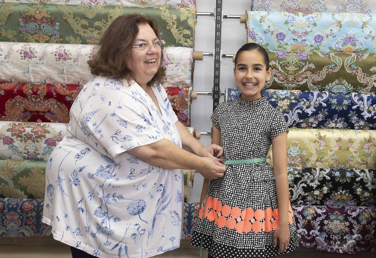 Tradición a medida: la Bellea del Foc Infantil y sus damas inician el camino hacia sus trajes oficiales
