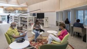 Personas usuarias de la biblioteca Gabriel García Márquez.