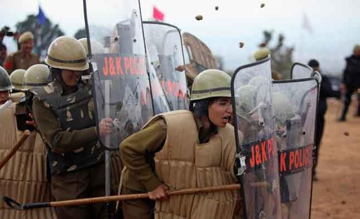 Dones policia de l’estat indi de Jammu i Caixmir entrenen intervencions en disturbis sense usar armes letals.