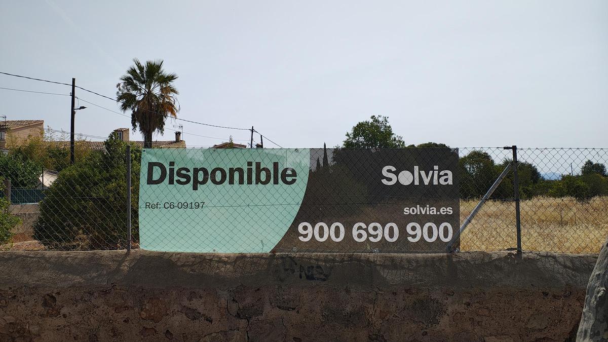 La pancarta de la inmobiliaria Solvia, del Banc Sabadell, en la verja del solar de can Pesquet