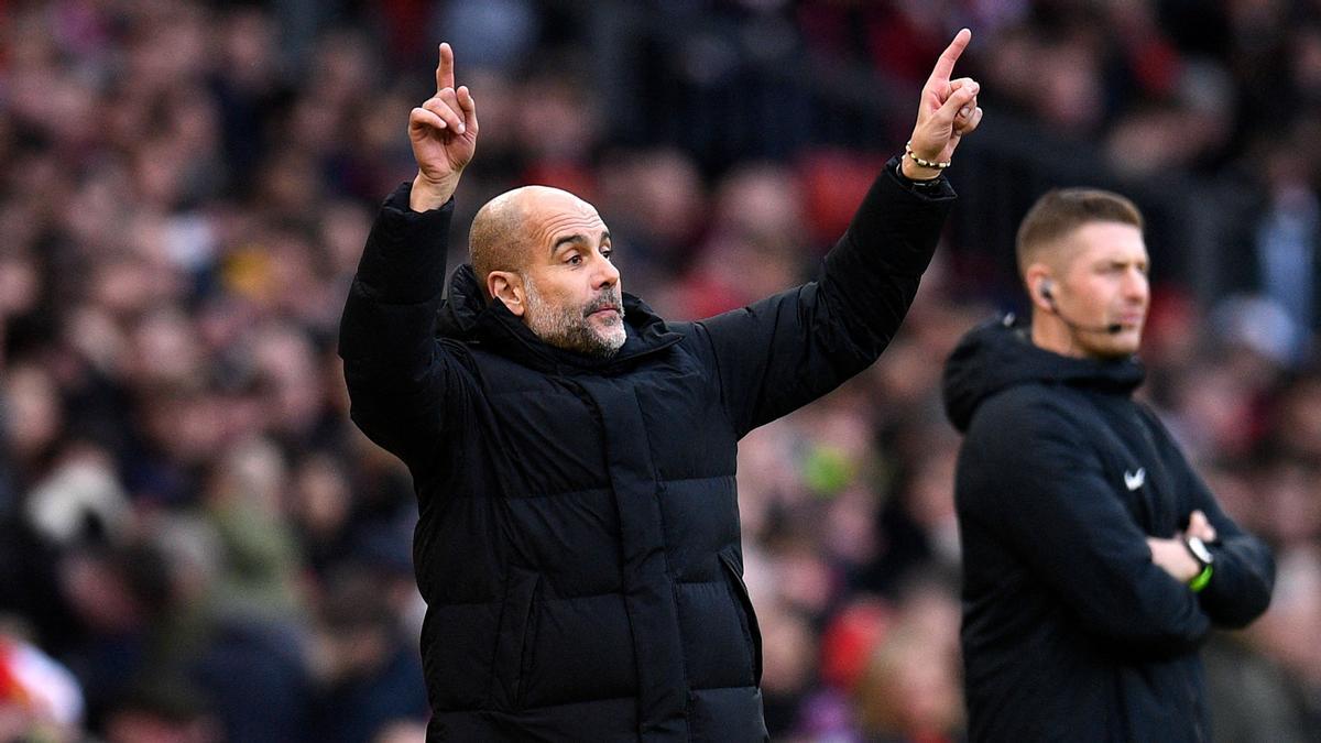 Pep Guardiola da órdenes durante el derbi de Manchester.