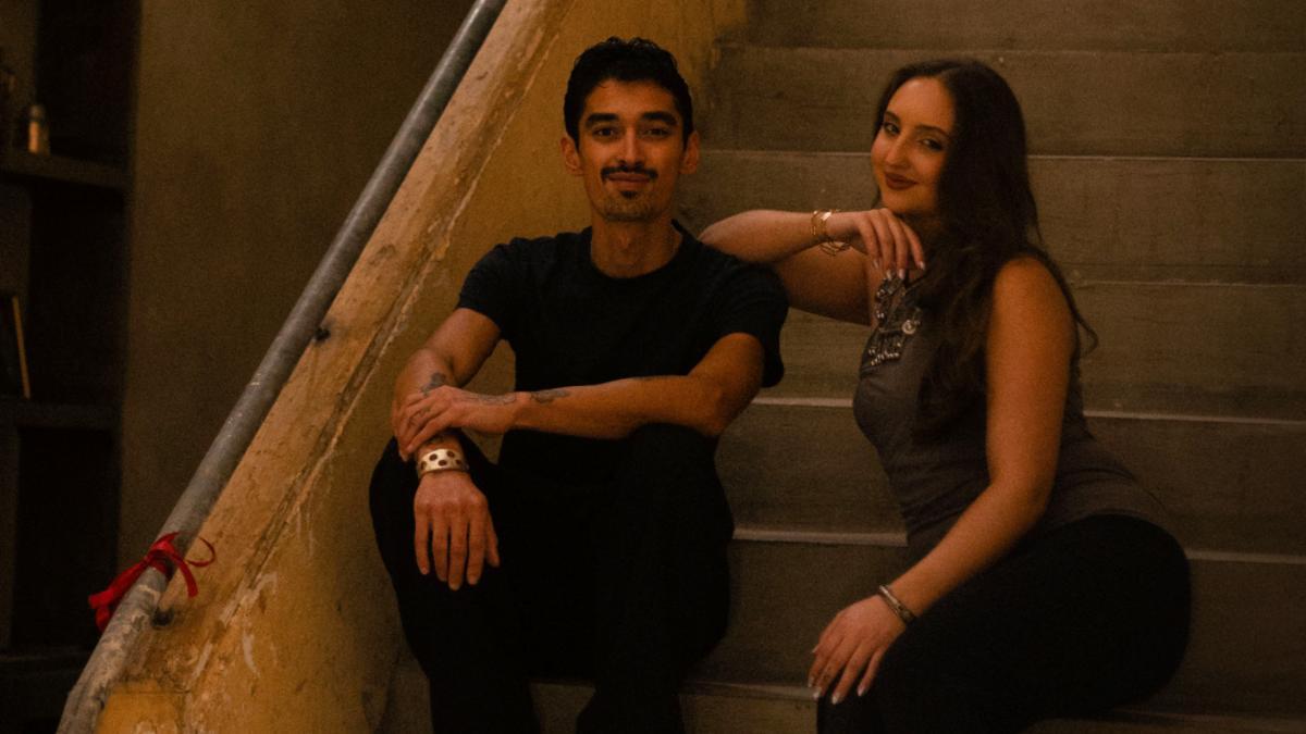 La diseñadora Sylwia Nazzal junto al artista jJad Maq, artífices de la colección ‘Al-Najah | النجاة’.