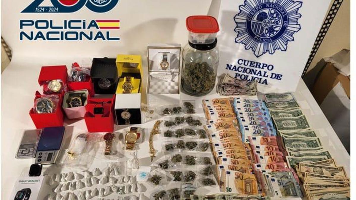 Material incautado en la operación policial de León.