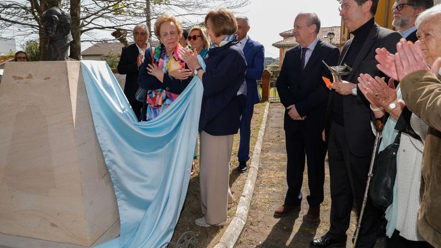 La hermana de Feito, Inés, agradece el gesto de los vecinos tras descubrir el busto, en presencia de Mariví Monteserín. A la derecha, el artista Favila, el sacerdote Javier Panizo y Alberto Tirador entre los vecinos. | Mara Villamuza