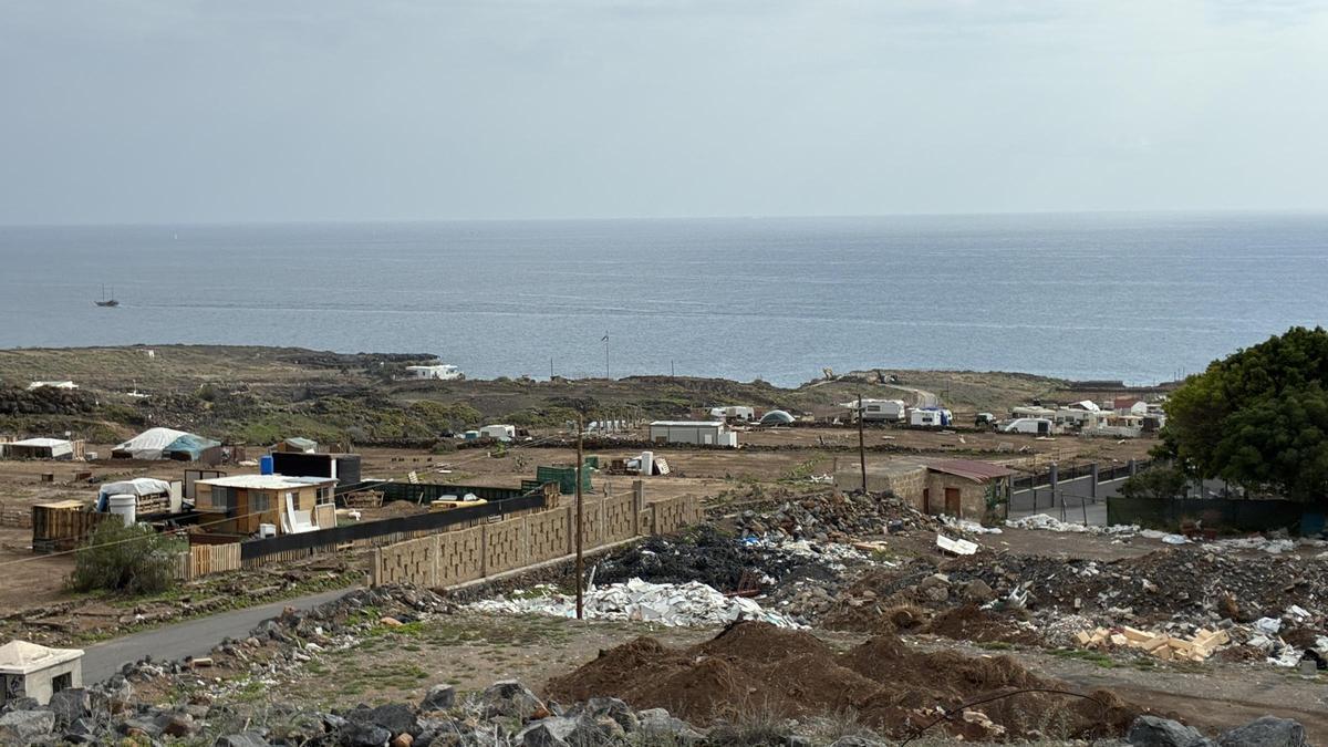 Asentamiento ilegal en La Caleta, Adeje, junto a las obras de Cuna del Alma