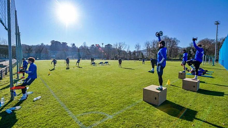 La plantilla azul, durante el entrenamiento de ayer. | R. O.