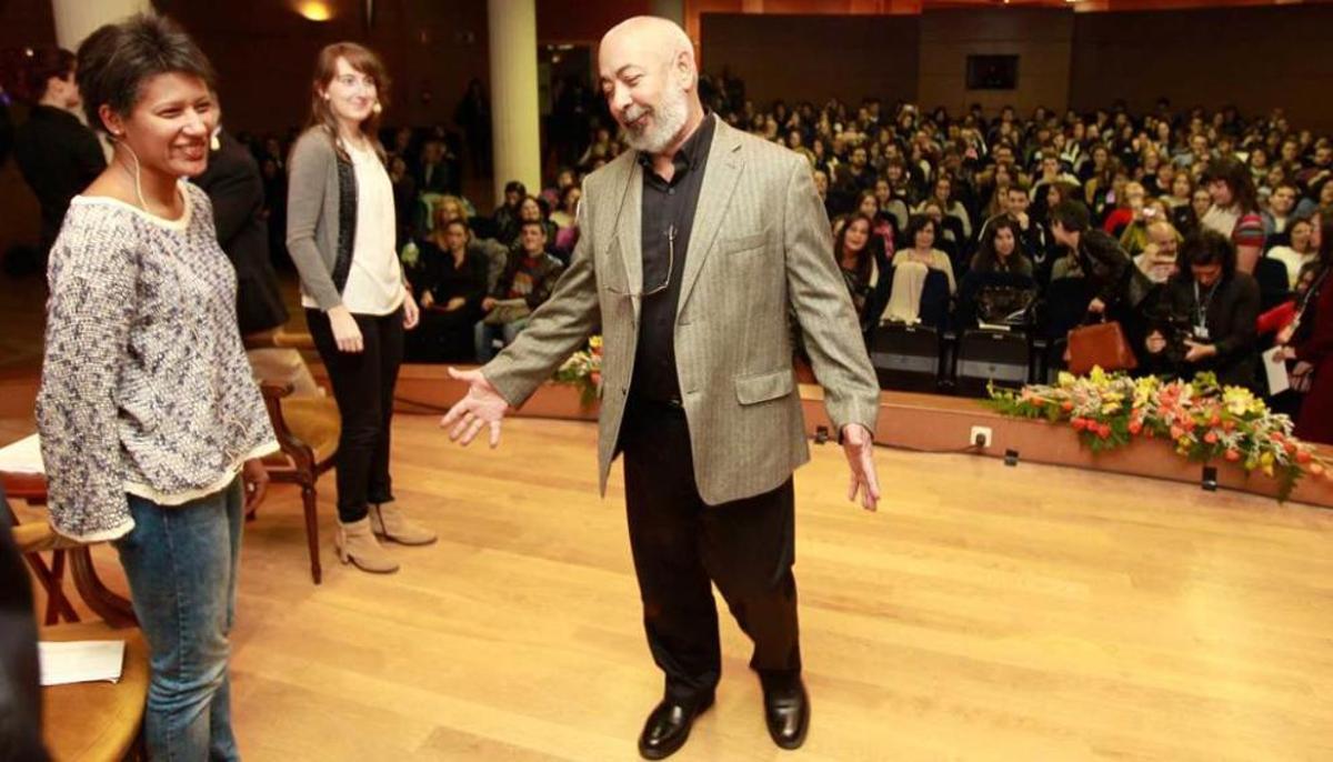 Una literatura de mirada "irónica y reflexiva"