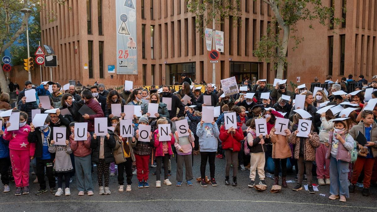 Coreografía a las puertas de la escuela.