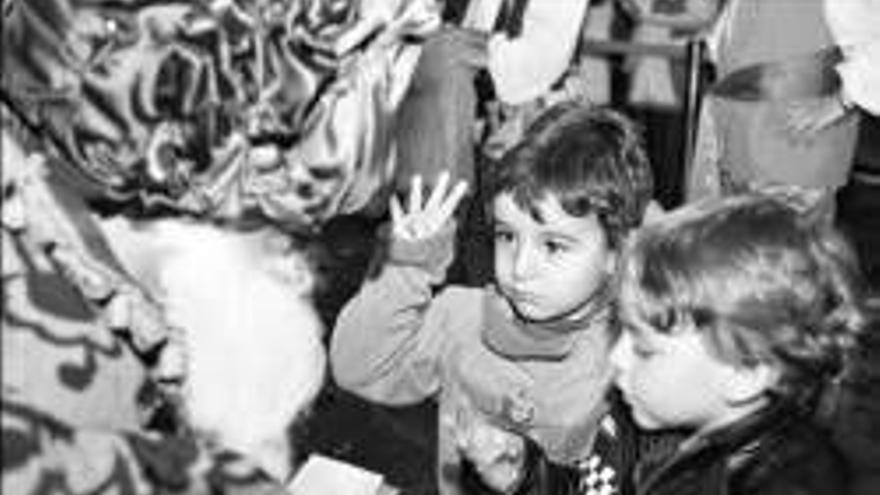 Cientos de niños se congregan en la plaza para ver a los Reyes