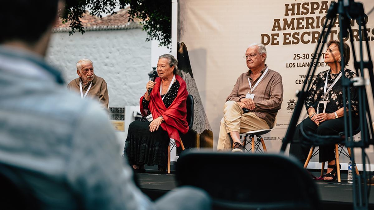De izq., a dcha., José Esteban, Elsa López, J. J. Armas Marcelo y Yolanda Arencibia, en el festival el pasado 2023.