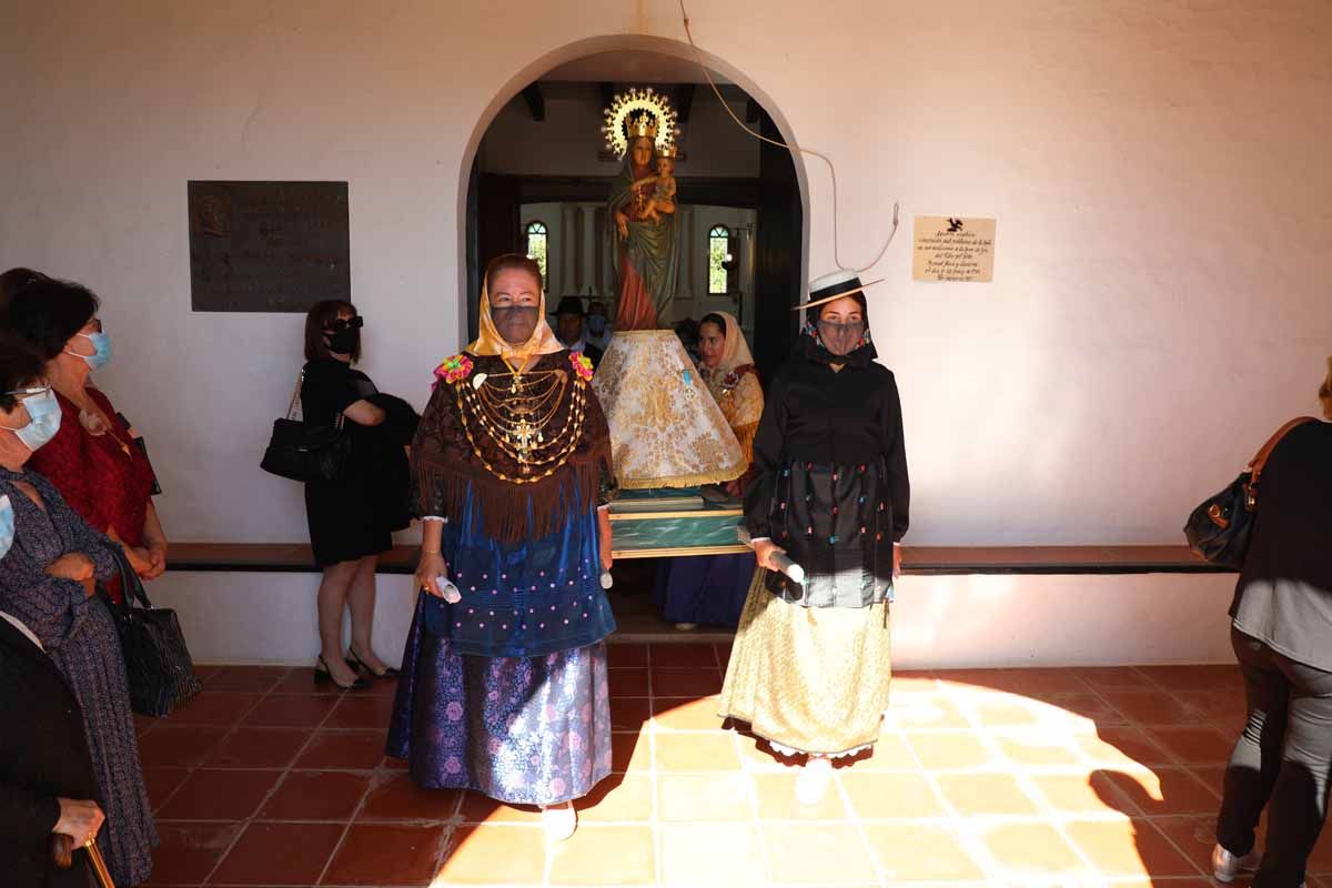 Misa, procesión y 'ball pagès' en el Pilar de la Mola