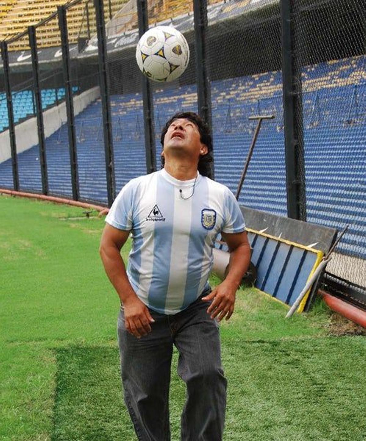 Intentamos entrevistar a Maradona, pero como nos dio plantón lo sustituimos por un doble que vimos