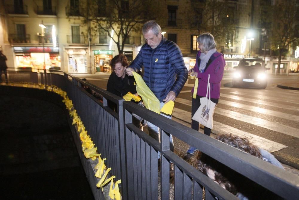 Acció per posar llaços grocs a la ciutat de Girona