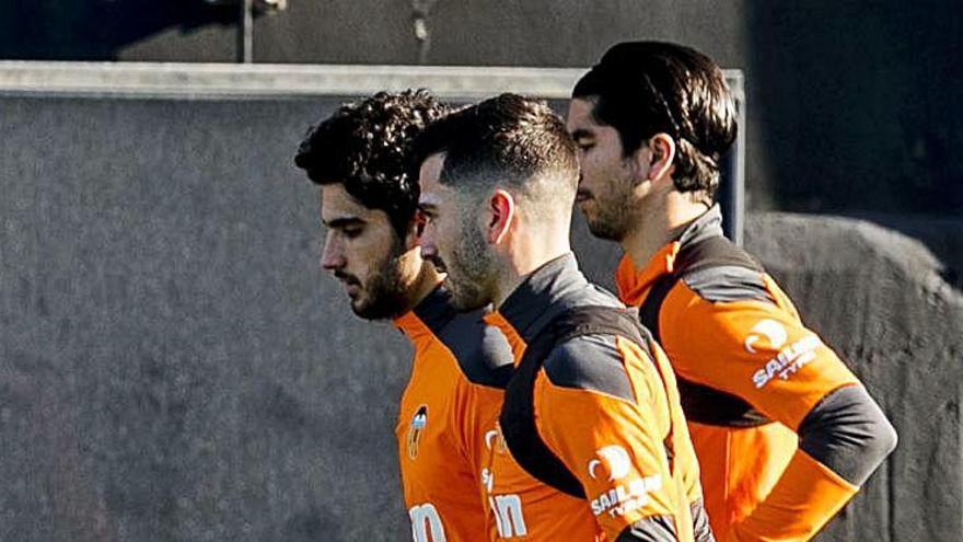 Gayà y Carlos Soler, haciendo carrera continua con Guedes este jueves.