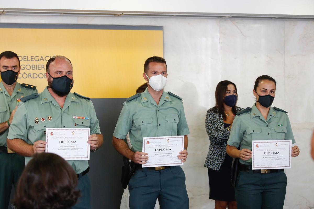 Entrega de diplomas en reconocimiento a la labor de las Fuerzas y ...