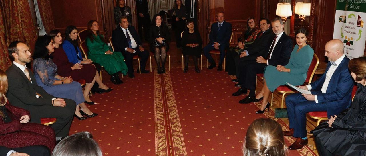 A la derecha, los Reyes escuchan al presidente de ACES, Francisco Vilaplana; con el ovetense Hugo Gutiérrez de Terán, la premiada Mercedes Maroto-Valer y Lucía Viñuela, enfrente de los monarcas. | | CASA REAL