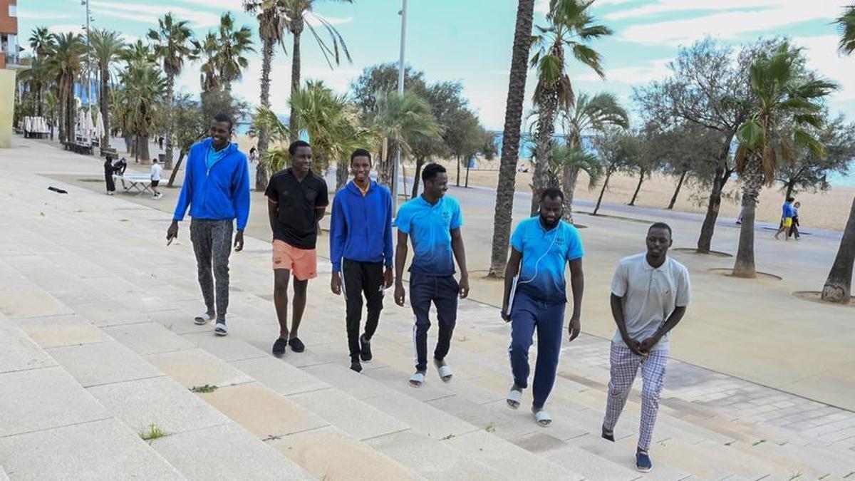 Mohamadou O., Ibrahim, Mahamadou G., Mamadou, Mohamadou G y Diougouba, procedentes de Mali, conversando cerca de la playa de Badalona este miércoles.