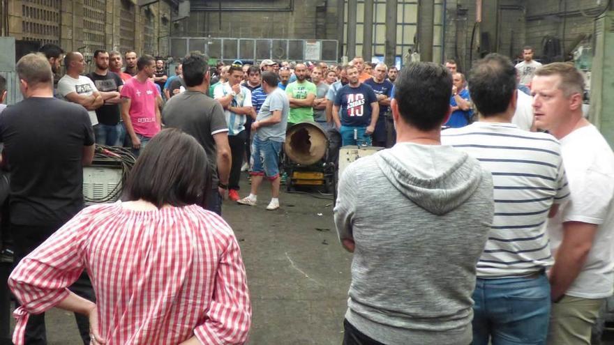 El comité de empresa de Astur Leonesa se dirige al resto de la plantilla en la asamblea celebrada ayer en la mina de Cerredo.