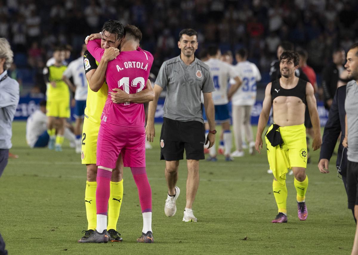 Ortolá y Bernardo se abrazan emocionados en el Heliodoro Rodríguez de Tenerife.