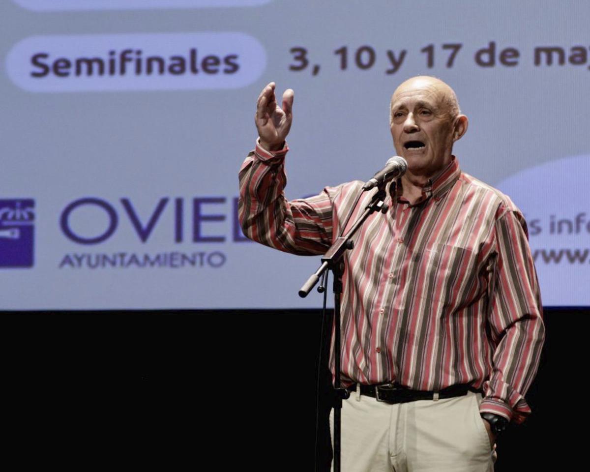 José Luis González, «El Presi de Avilés», sobre el escenario del Filarmónica. | JUAN PLAZA