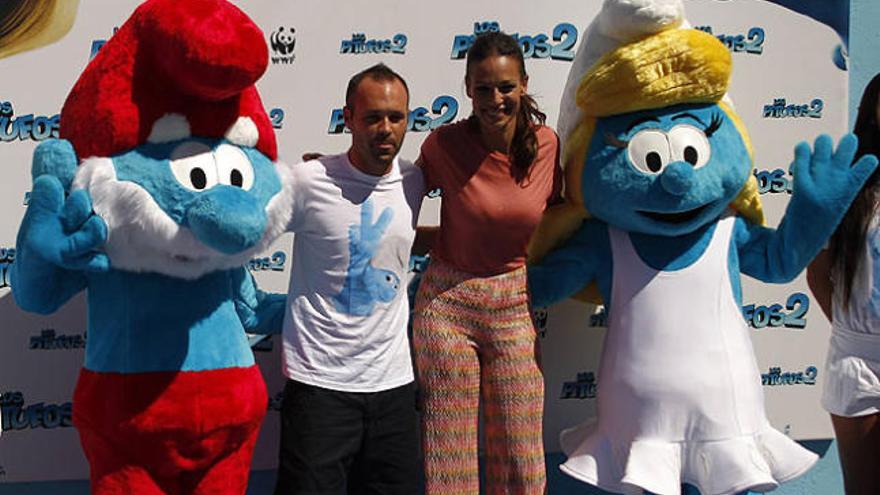 Andrés Iniesta y Eva González, con &#039;Papá pitufo&#039; y &#039;Pitufina&#039;.