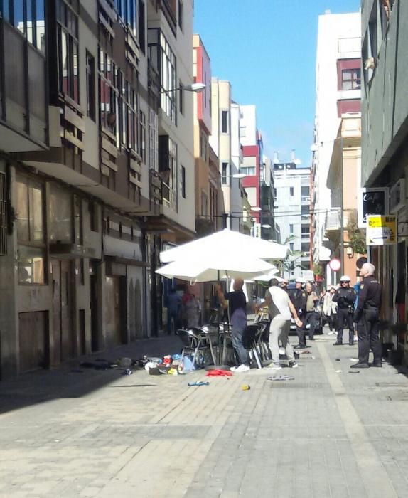 Un hombre tira sus enseres por el balcón